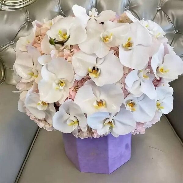 Композиция с белоснежными орхидеями фото