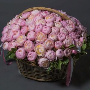 Большая корзина нежно-розовых пионов фото