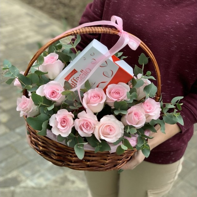 Подарочная корзина с нежными розами фото