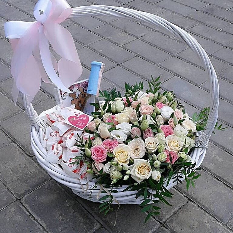 Подарочная корзина с кустовыми розами фото