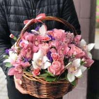 Подарочная корзина с розами и орхидеями фото