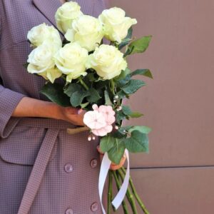 Букет-комплимент из больших белых роз фото