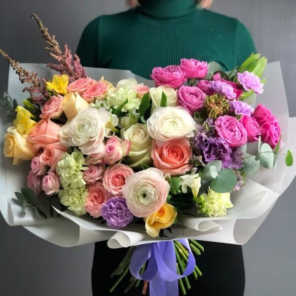 Многоцветная композиция с розами и гвоздиками фото