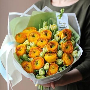 Оранжевые ранункулюсы с тюльпанами фото