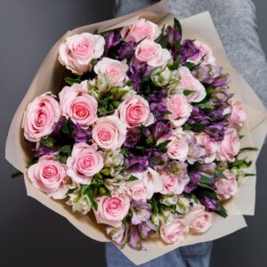 Очаровательная композиция с розовыми розами фото