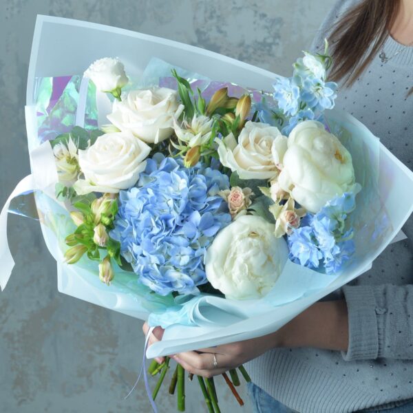 Композиция с белыми розами и голубой гортензией фото