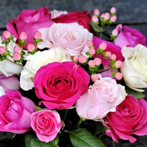 Красочный букет с розовыми розами фото