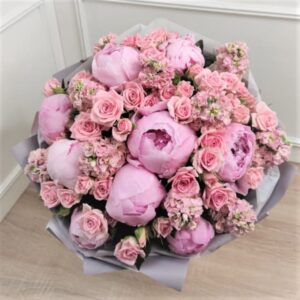Большой розовый букет с пионами и розами фото