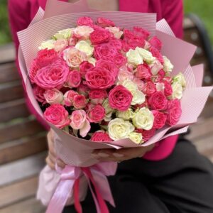 Розовый букет с кустовыми розами фото