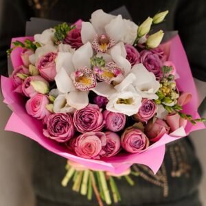 Розовый букет с белыми орхидеями фото