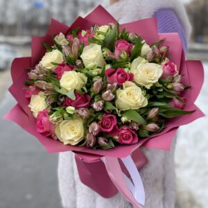 Красивый букет с альстромериями и розами фото