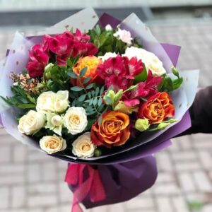 Сборный букет с разноцветными розами фото