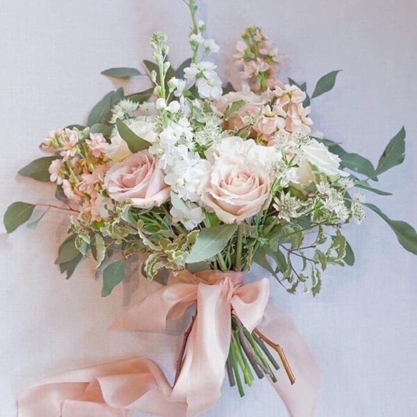 Свадебный букет с нежными розами фото