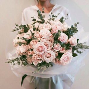 Большой свадебный букет из нежных роз фото