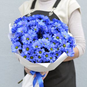 Шикарный букет с синими хризантемами фото