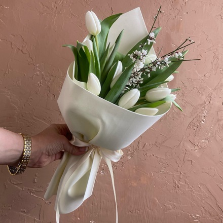 Компактный букет белых тюльпанов фото