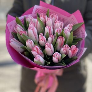 Композиция из розовых тюльпанов фото