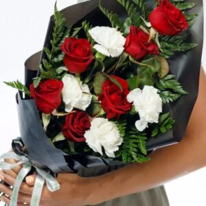 Траурный букет с красными розами фото
