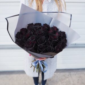 Простой букет из черных роз фото