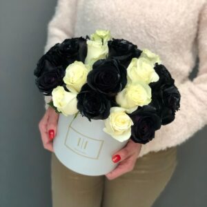 Дуэт черных и белых роз фото